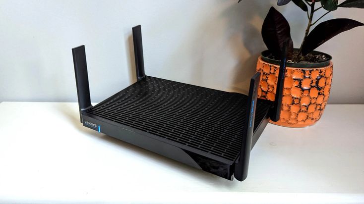 Router WiFi di atas meja untuk membuat jaringan WiFi tamu terpisah di rumah